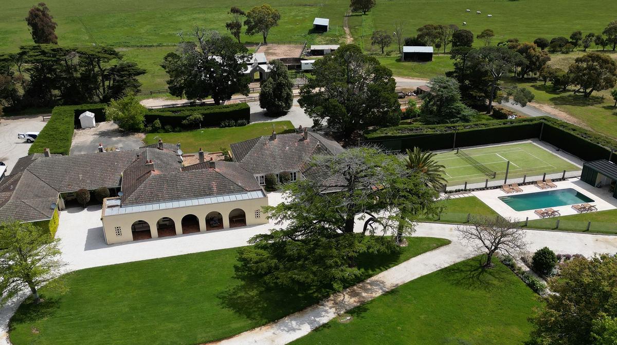 Award-Winning Grampians Homestead with Daily Breakfast, Nightly Three-Course Dinner & Wine Tasting