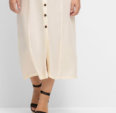 Model in hellem durchgeknöpftem langen Leinenkleid