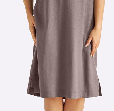 Model in knielangem braunen Leinenkleid