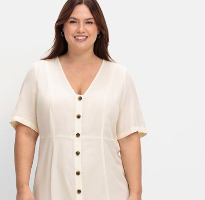 Model in hellem langem durchgeknöpften Leinenkleid