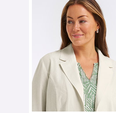 Model in hellem Leinenblazer