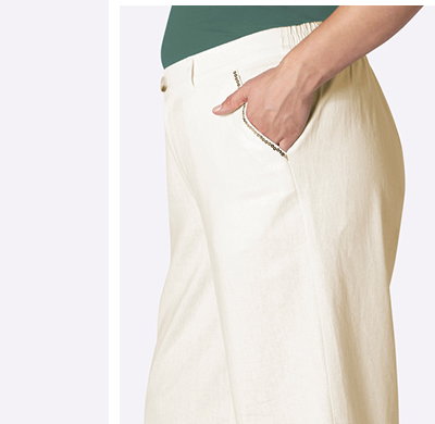 Model in heller Leinenhose mit Pailletten an den Taschen