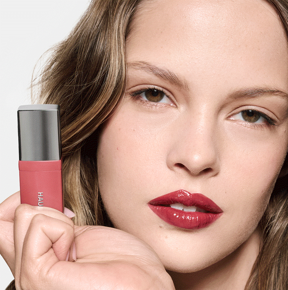 Keep Atomic Shake Lip Lacquer shining in just 3 steps. Shake well. Apply and keep lips apart for 15 seconds to set. Shine all day.