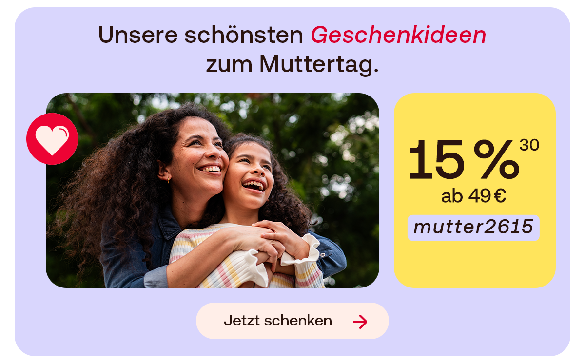 Mutter und Kind umarmen sich lachend im Freien. Text: „Unsere schönsten Geschenkideen zum Muttertag“. Hinweis: 15 % Rabatt ab 49 € mit Code „mutter2615“. Button: „Jetzt schenken“.