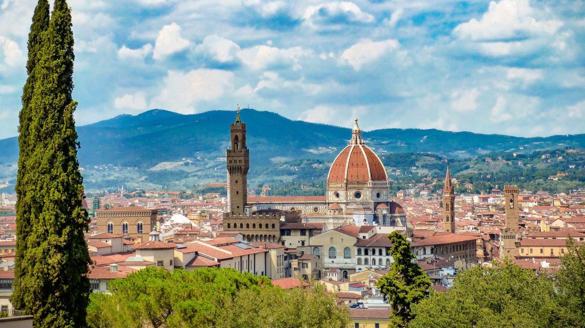 Romantic Florence Escape near the Duomo with Daily Breakfast, Daily Dining Credit & Spa Access
