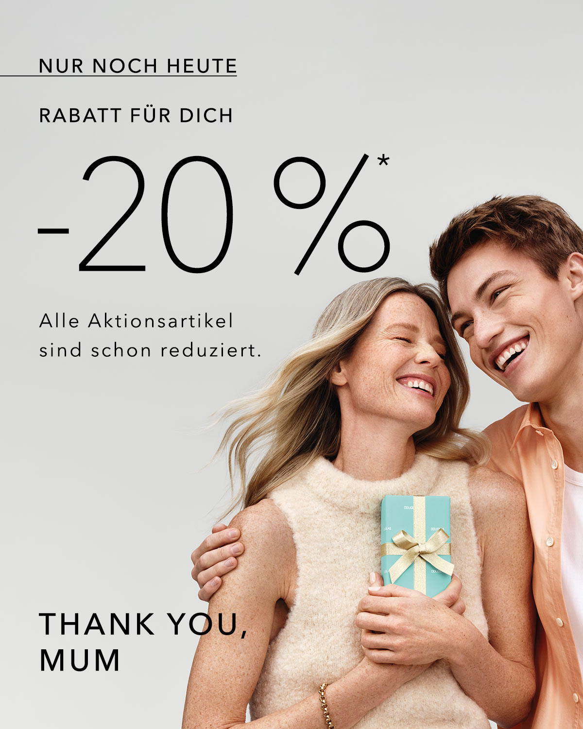 „Glückliche Mutter und erwachsener Sohn lächeln sich an, während sie ein Geschenk halten; daneben steht ‚-20 % Rabatt‘ und ‚Thank you, Mum‘.“
