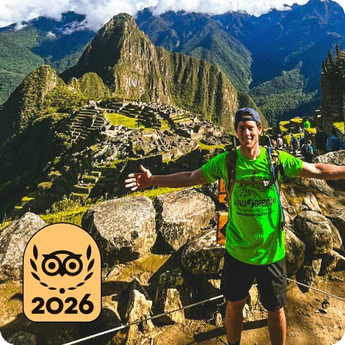 Descripción de la imagen: Una persona posando para una foto en un sendero con vistas a una ciudad ancestral y las montañas. En la imagen hay una medalla dorada de Lo mejor de lo mejor de Travellers' Choice de 2026.