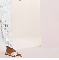 YOURS – Gestuftes Maxikleid in Weiß mit Lochstickerei