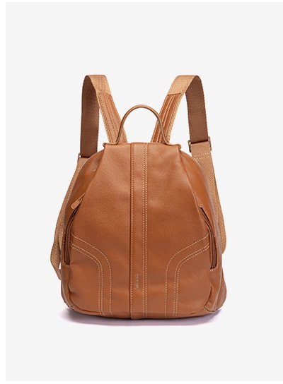 Mochila de cuero con diseño sobrio.