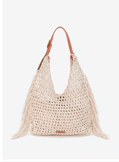 Bolso tejido con flecos.