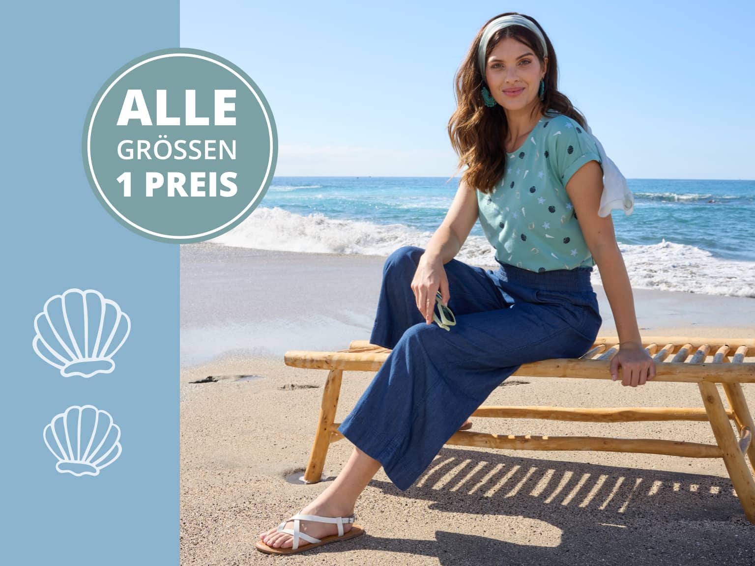 Ein Model sitzt entspannt auf einer Holzbank am Strand, trägt ein grünes Shirt mit Muster, blaue weite Hosen und weiße Sandalen. Im Hintergrund sieht man das Meer und den blauen Himmel. Meeresfarben lieben Denim. Alle Größen ein Preis. Bild oder Schaltfläche darunter anklicken, um in den Shop zu gelangen >