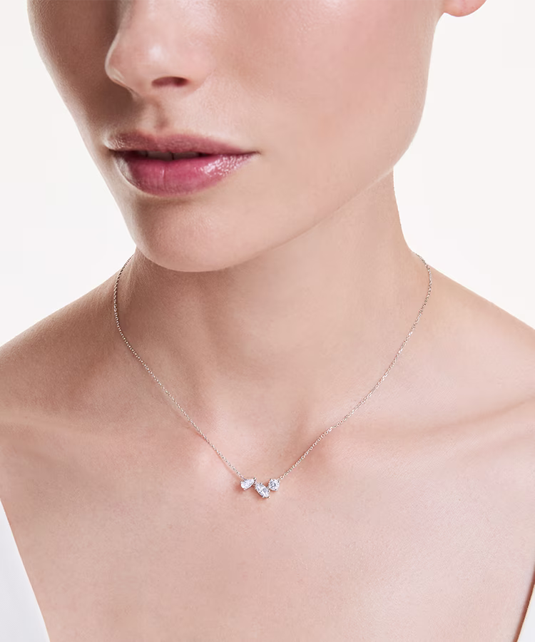 Le mannequin porte un pendentif Galaxy