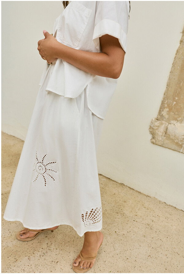 EFFORTLESSLY WHITE