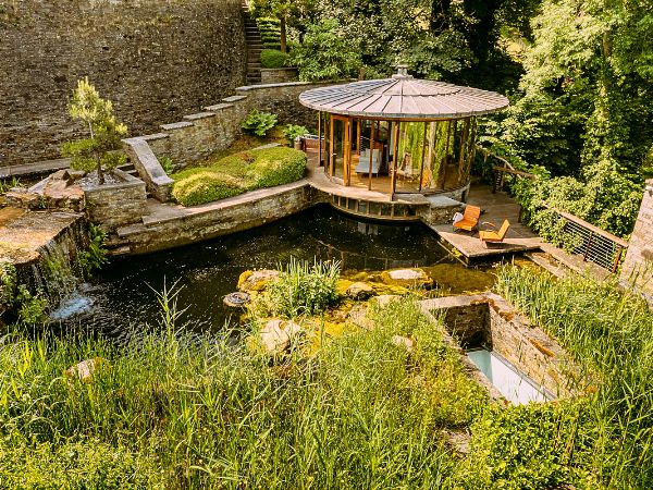 The Roundhouse - romantic rotunda with a rooftop pond