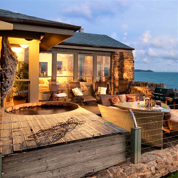 Buddha Beach House - hot tub with epic sea views