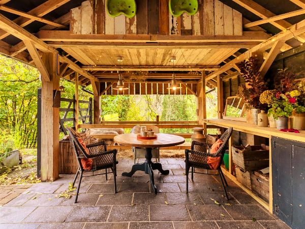Owls Nest Retreat - romantic Monmouthshire cottage for two