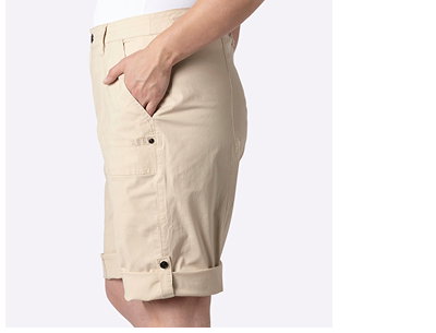 Model in kurzer beigefarbener Sommerhose mit Krempelbeinen