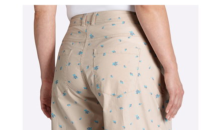Kurze Hose in beige mit blauem Blütendruck