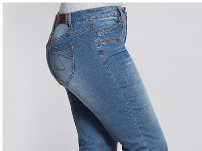 Model in Jeanscapri in blue Denim