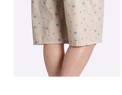 Kurze Hose in beige mit blauem Blütendruck