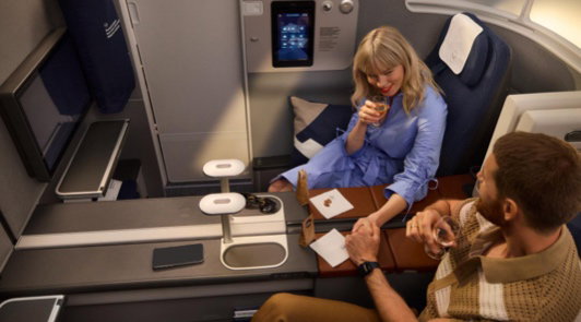Arrivare insieme: una coppia si rilassa con un drink e si gode il comfort di Lufthansa Allegris.