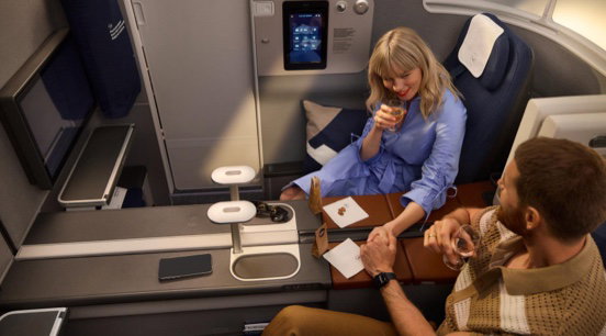 Arrivare insieme: una coppia si rilassa con un drink e si gode il comfort di Lufthansa Allegris.