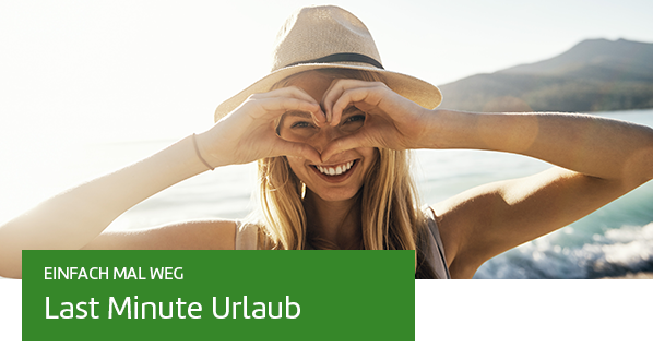 Eine Frau mit Sonnenhut formt mit ihren Händen ein Herz. Text: Einfach mal weg. Last Minute Urlaub.