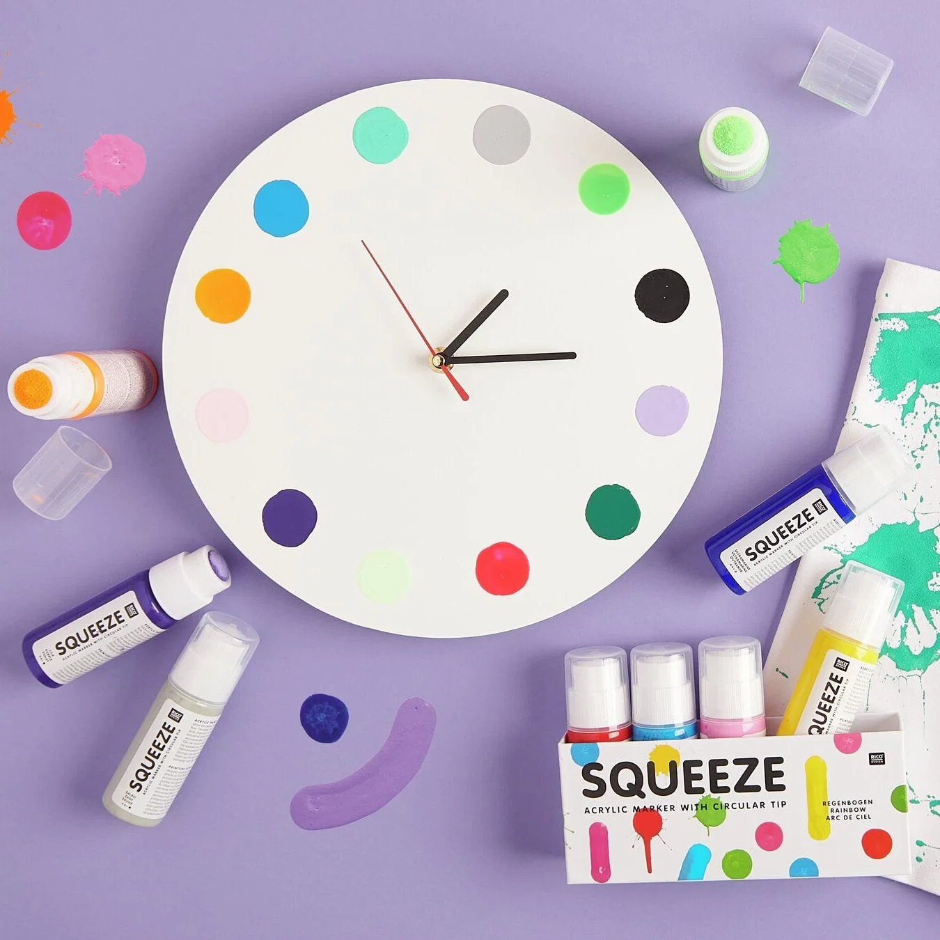 Uhr mit Squeeze Markern bemalt
