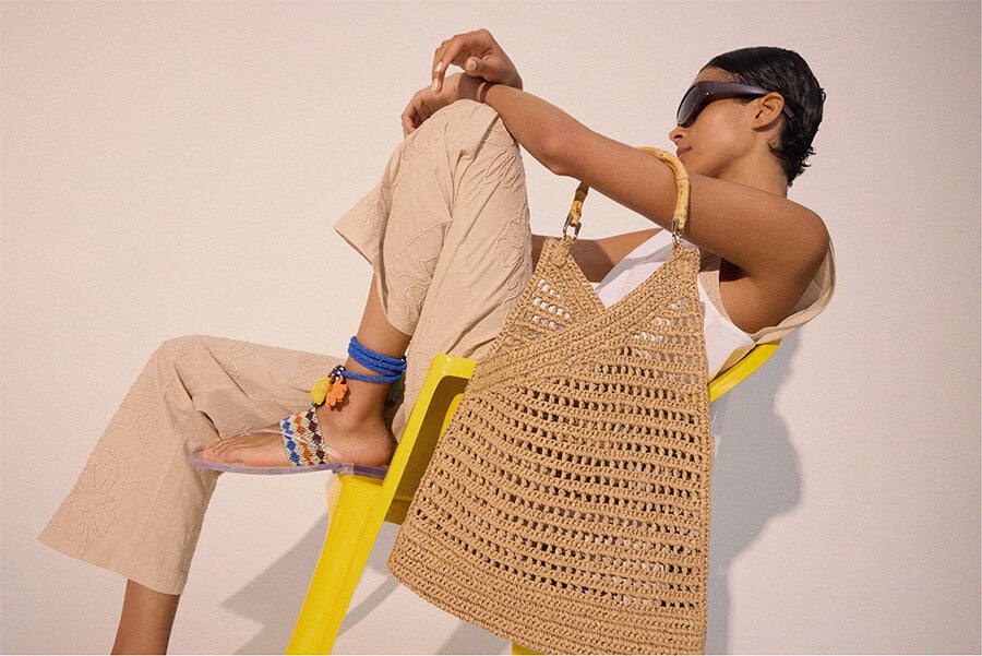 Handbag with paper straw effect with bamboo