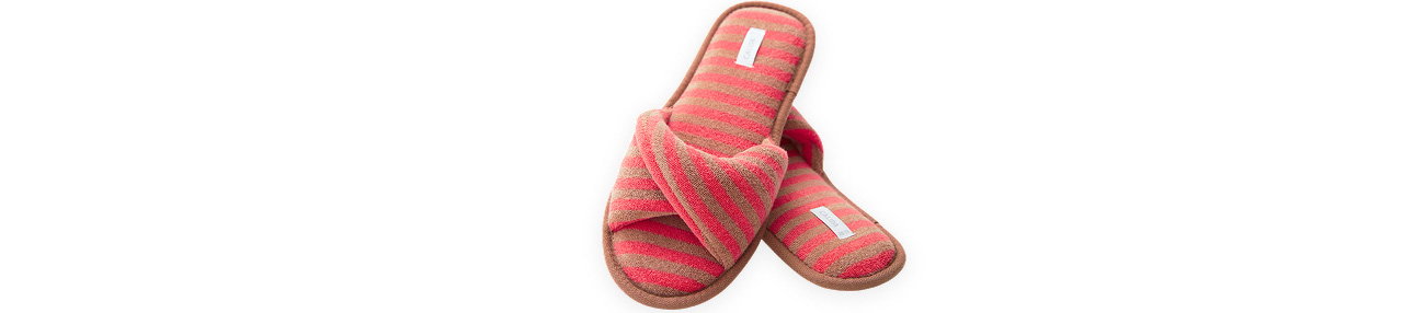 Striped slippers in the color “Timeless Taupe” from the Lounge Stripes range by CALIDA.