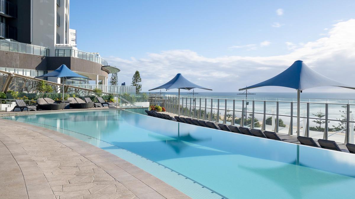 Surfers Paradise Self-Contained Luxury Apartments on The Esplanade with Beach Club Restaurant, Two Heated Pools & Spa