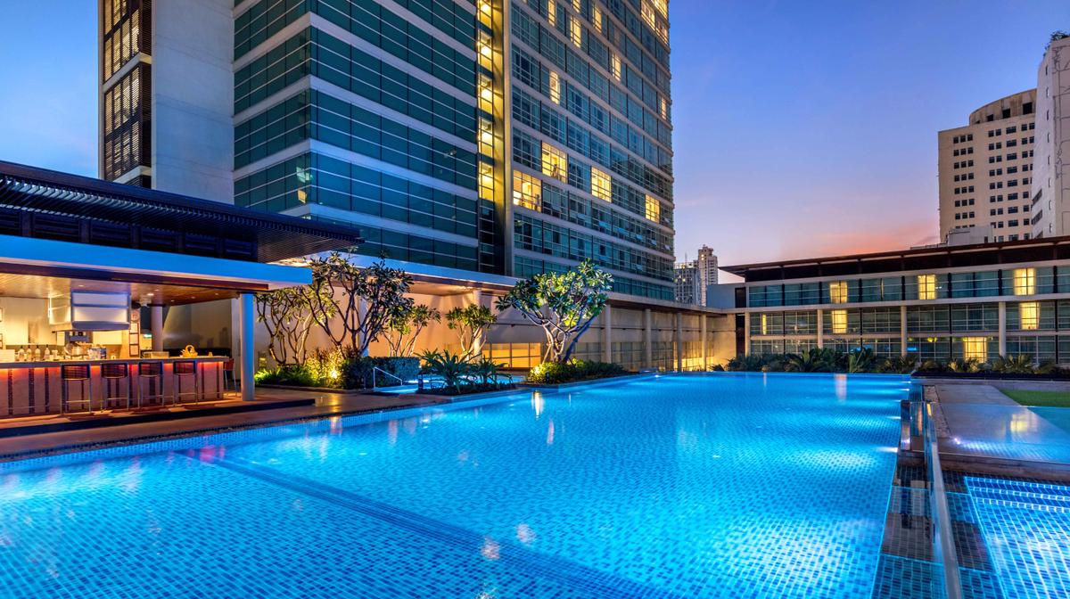 Bangkok City Glamour with Daily Breakfast, Nightly Free-Flow Cocktails & Skywalk Experience
