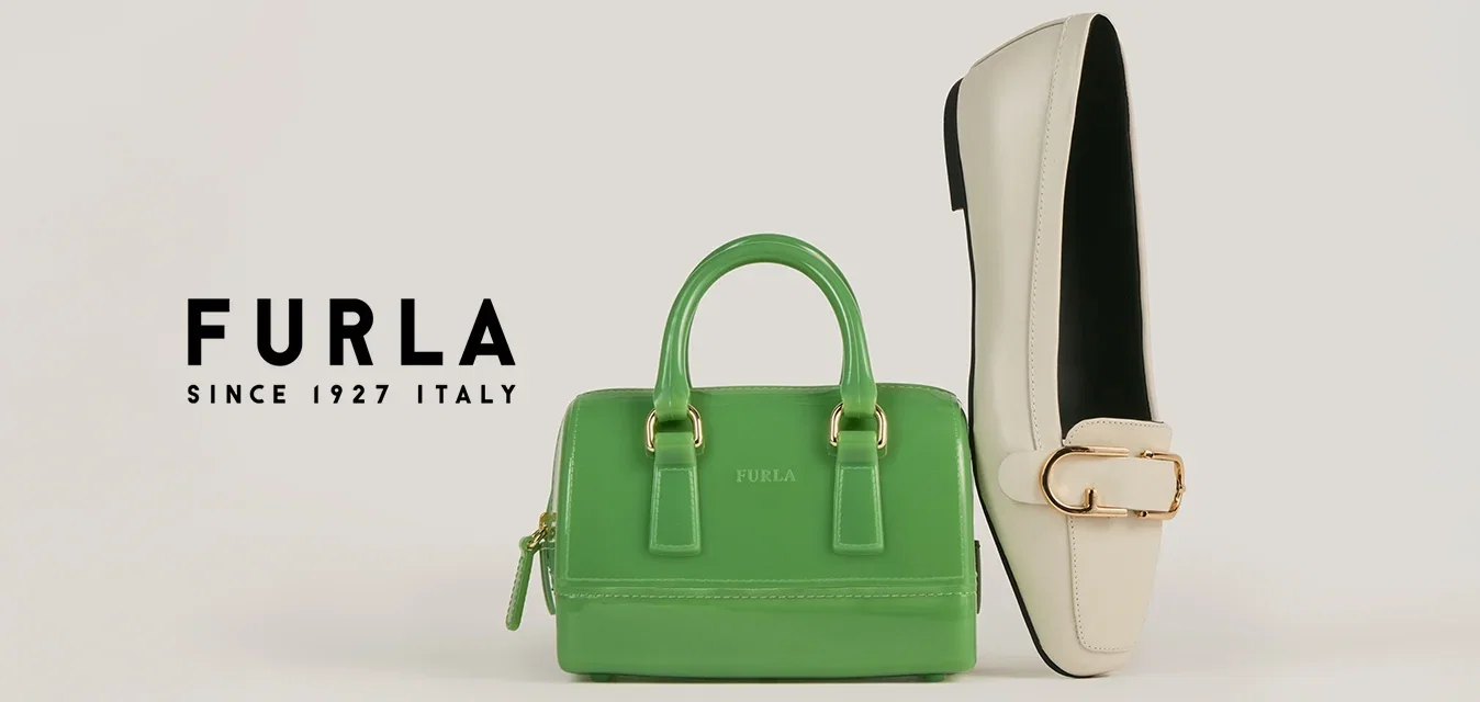 Petit sac à main en cuir vert à côté d'un mocassin couleur crème avec une boucle dorée sur un fond blanc uni.