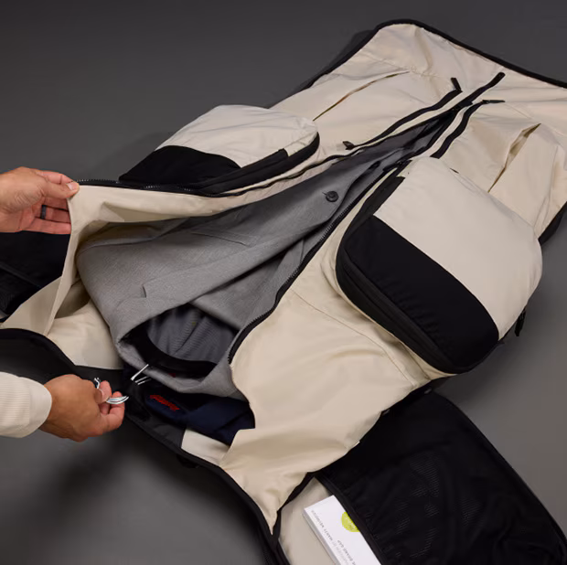 suiter duffel open