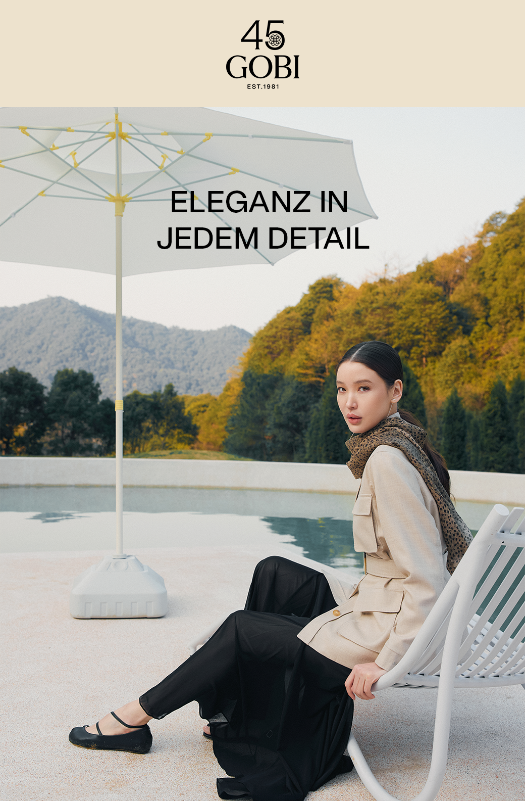Eine Frau in eleganten neutralen Looks im Freien, mit dem Text „Elegance in Every Detail“