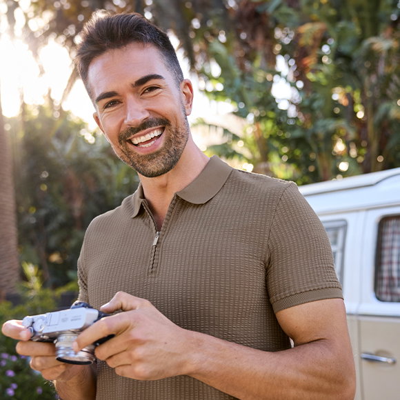 Herrenmodel trägt Poloshirt, Braun, kurzärmelig, Vorderansicht