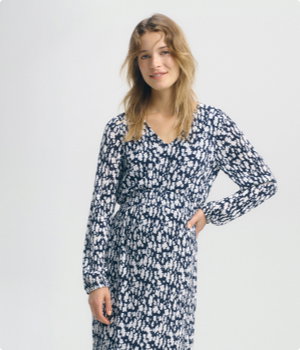 Frau trägt TOM TAILOR Midikleid mit All-Over Print in blue ginkgo minimal