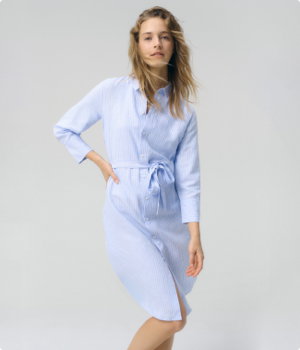 Frau trägt TOM TAILOR Sommerkleid Ohne Taschen Sommerkleid im Streifen-Design in fjord blue irregular stripe