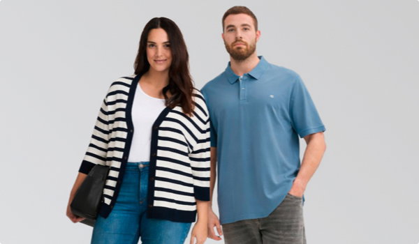 Frau trägt TOM TAILOR PLUS Cardigan mit Streifen Muster in white sky blue knit stripe und Mann trägt TOM TAILOR PLUS Poloshirt mit Logo-Stickerei in China Blue 
