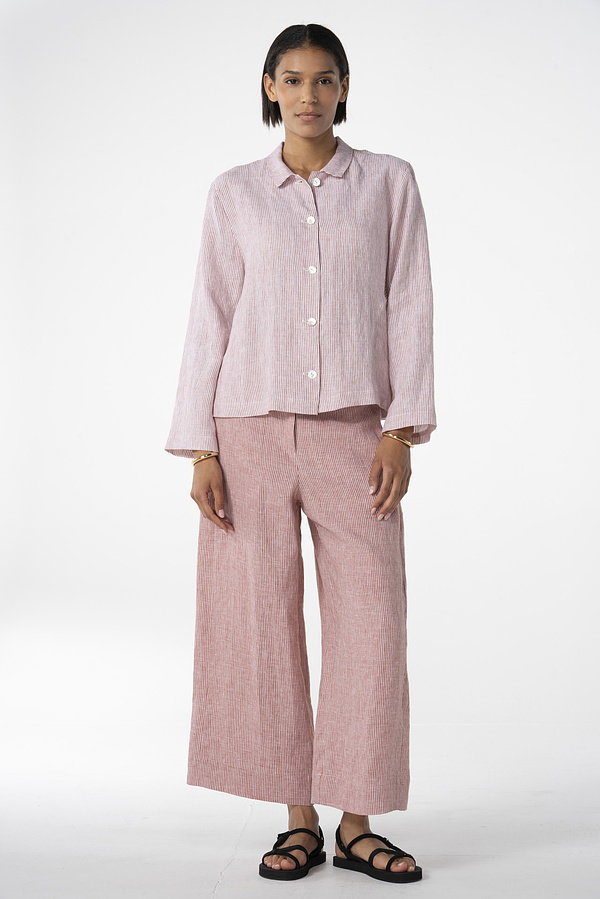 These striped trousers are made from pure, breathable linen in a culotte style. They are approximately ankle-length and have a wide, straight leg with princess seams and in-seam pockets. The relaxed fit and elasticated back waistband ensure maximum comfort. These trousers are the perfect choice for a casual summer look.
