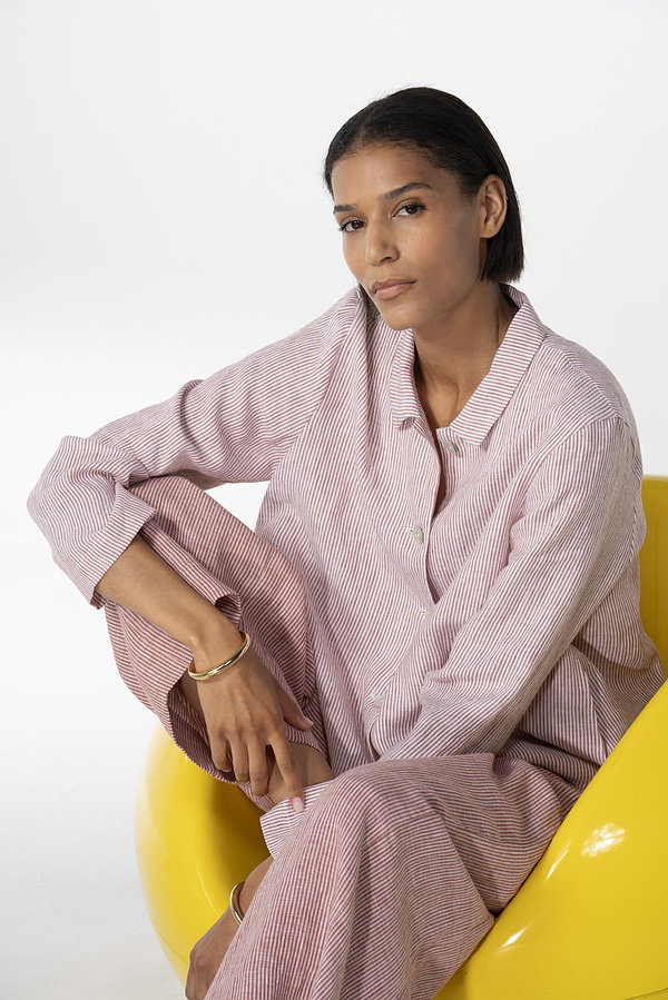 The beautiful stripe of pure, breathable linen gives this hip-length jacket a relaxed look. It has a loose fit with a slight A-line silhouette and fitted shoulders. A classic shirt collar, button placket, and long sleeves that can be rolled up complete the design. Side pockets are incorporated into the seams. This jacket is the perfect partner for a summery, casual look!