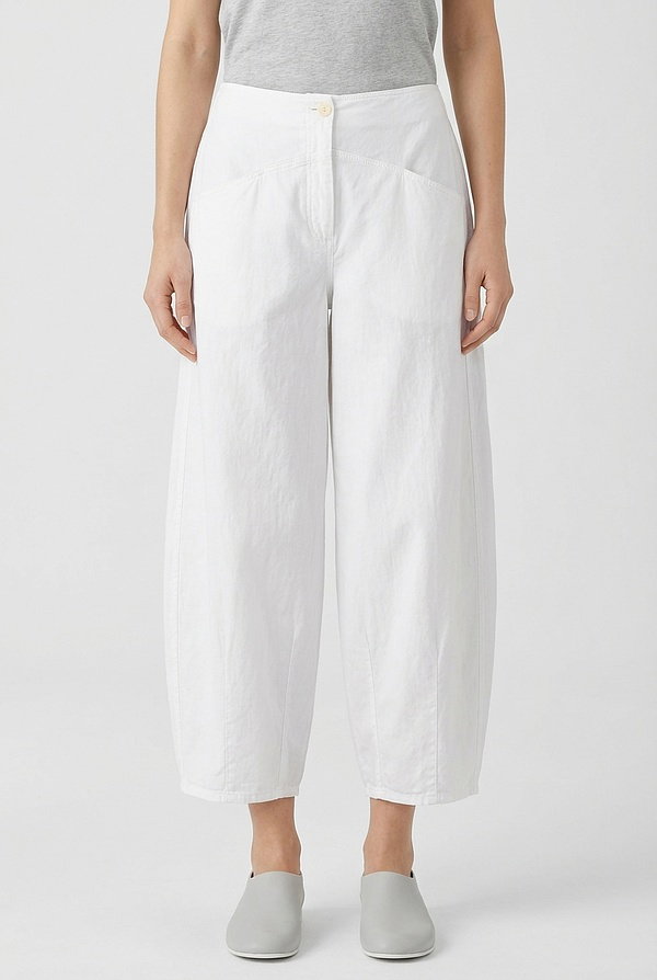 These cropped trousers feature a wide leg, which gets its barrel shape from darts at the hem. They are made from a soft lyocell-linen-cotton twill. Stitched seams and slanted front pockets add a touch of sophistication, whilst the elasticated waistband at the back ensures extra comfort. A favourite piece for all year round!