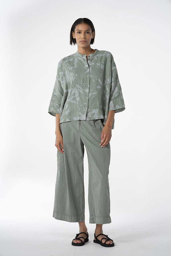 Simply beautiful! These culotte-style trousers are crafted from crinkled cotton. They are ankle-length, with a straight, wide leg and pockets in the slanted side seams. The industrial wash creates lovely crinkled effects on the topstitching. Patch pockets at the back accentuate the sporty style. The trousers feature a front zip and an elasticated waistband at the back for extra comfort.