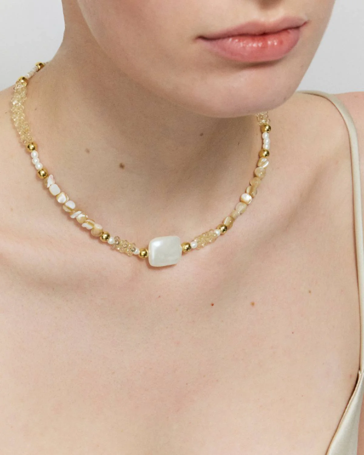 vanessa-baroni/products/shore-necklace-taupe-halsketten-gelb-vergoldet