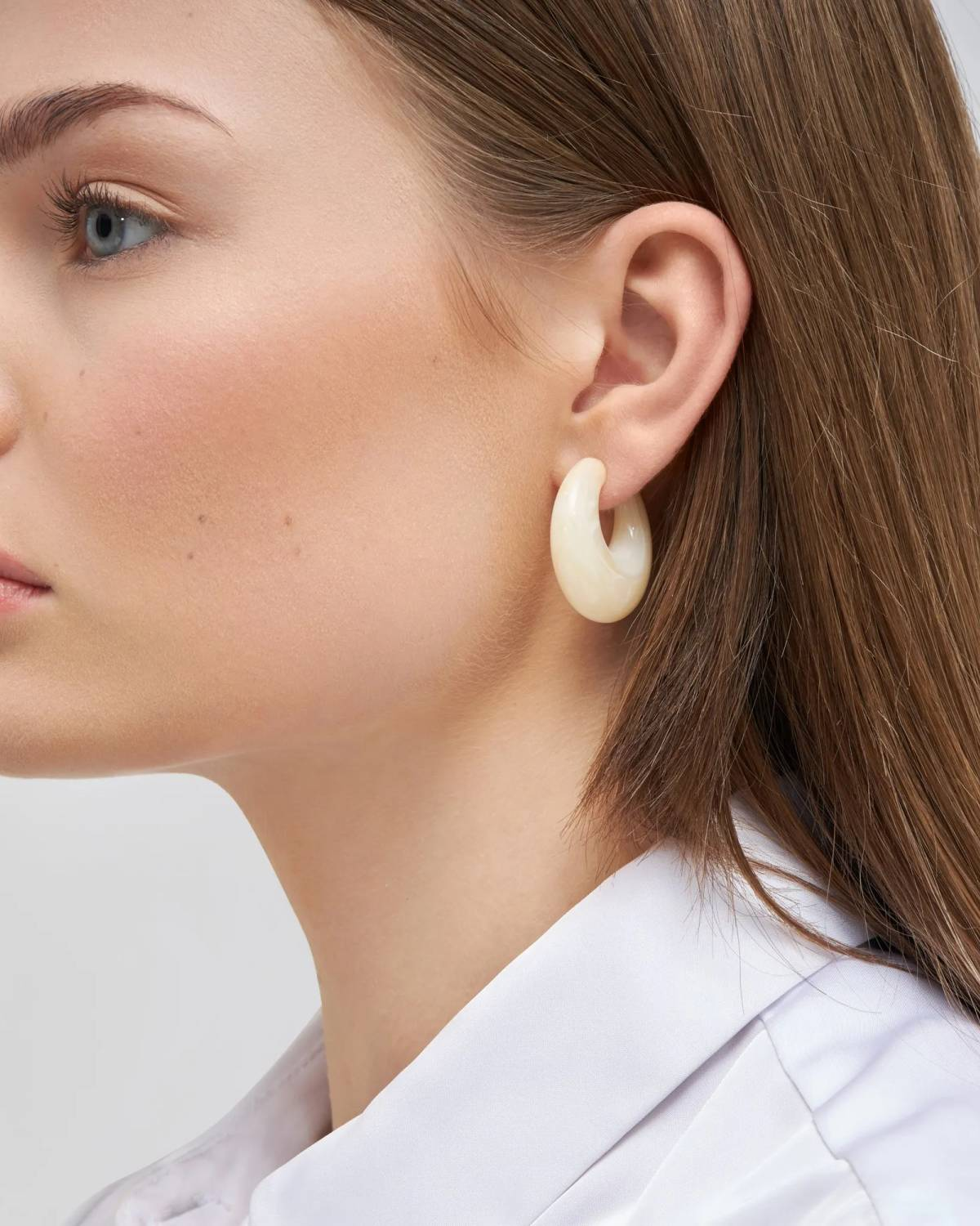 vanessa-baroni/products/moon-earring-latte-marble-creolen-gelb-vergoldet