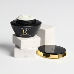 Maschera Kérastase Chronologiste Masque Intense Régénérant aperta su cubi di marmo con coperchio dorato