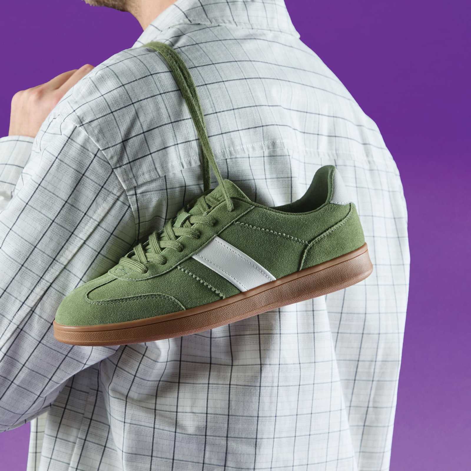 Model holding Seco Speed men's trainers