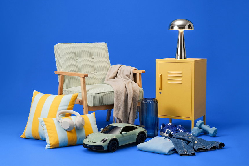 Wohnaccessoires mit Sessel, Kissen, Lampe und Deko.