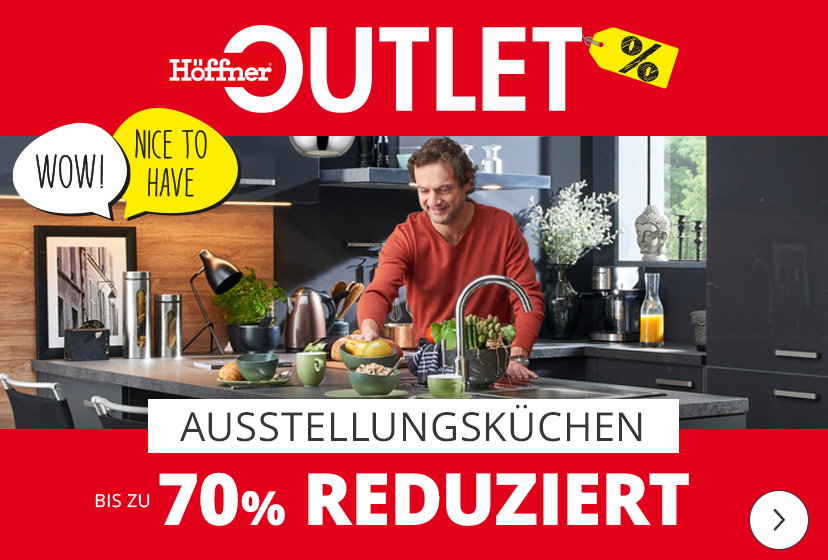 Ein Werbebanner für „Outletküchen“ bei Höffner. Der Text verspricht eine Ersparnis von bis zu 70% auf Ausstellungsküchen inklusive Elektrogeräten, die sofort lieferbar sind. Im Hintergrund ist eine moderne, dunkle Küche mit einer großen Kochinsel zu sehen.