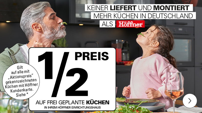 Ein Mann und ein Kind in einer Küche, die sich spielerisch Salatblätter auf die Nasen gelegt haben. Die Szene ist von Textfeldern überlagert, die einen ‚1/2 Preis‘ auf frei geplante Küchen bewerben und Höffner als führend bei Lieferung und Montage von Küchen in Deutschland bezeichnen